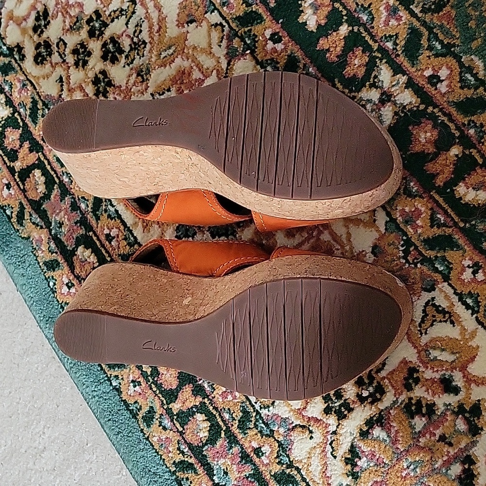 Clarks Genuine Leather Wedge Sandal w Velcro Strap - Picture 2 of 8